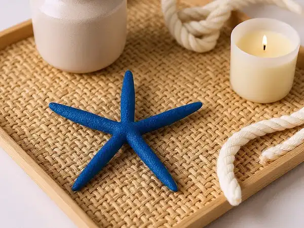 Estrella de mar albina azul como parte de una decoración costera elevada, destacando su textura y color.