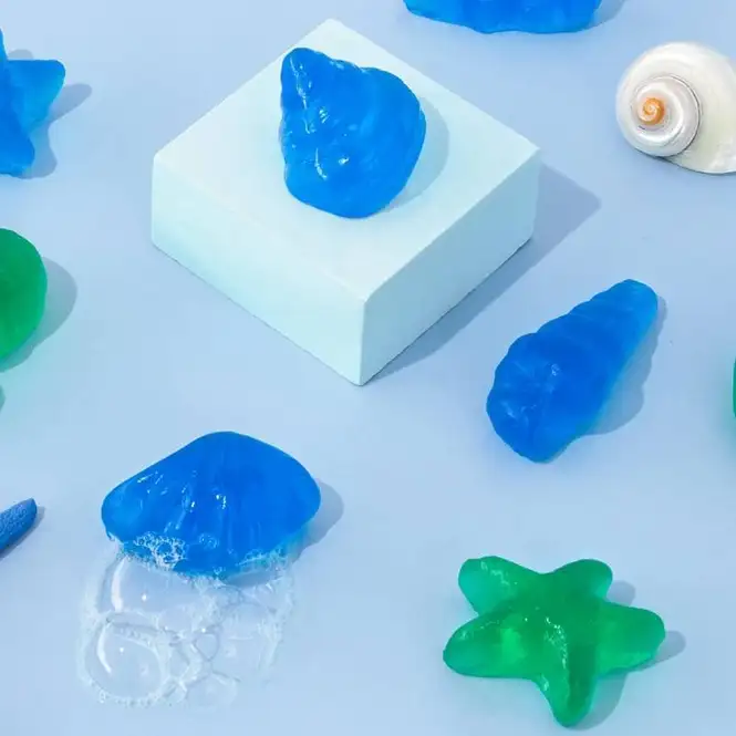 Materiales del kit de jabones marinos dispuestos sobre mesa de trabajo, listos para crear